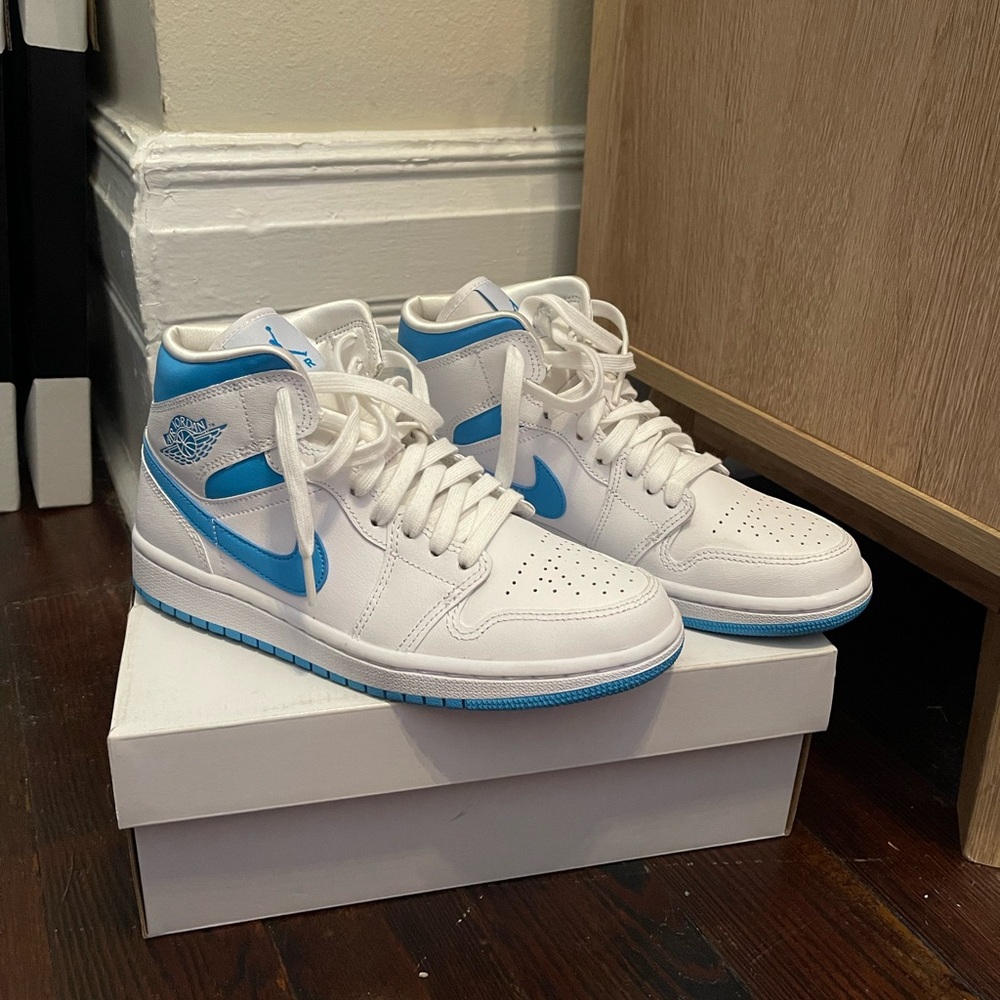 Wmns Air Jordan 1 Mid 'UNC'
